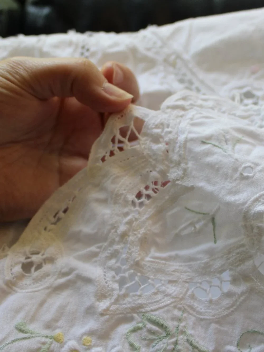 Vintage Handmade White Floral Embroidered Tablecloth with 6 Napkins (Flaw)